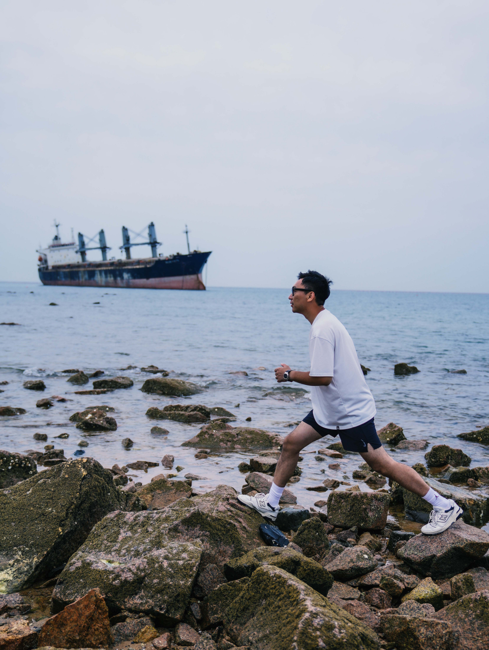 威海旅行|布鲁威斯号沉船 一艘巴拿马籍的巨轮搁浅在威海的海岸线上.