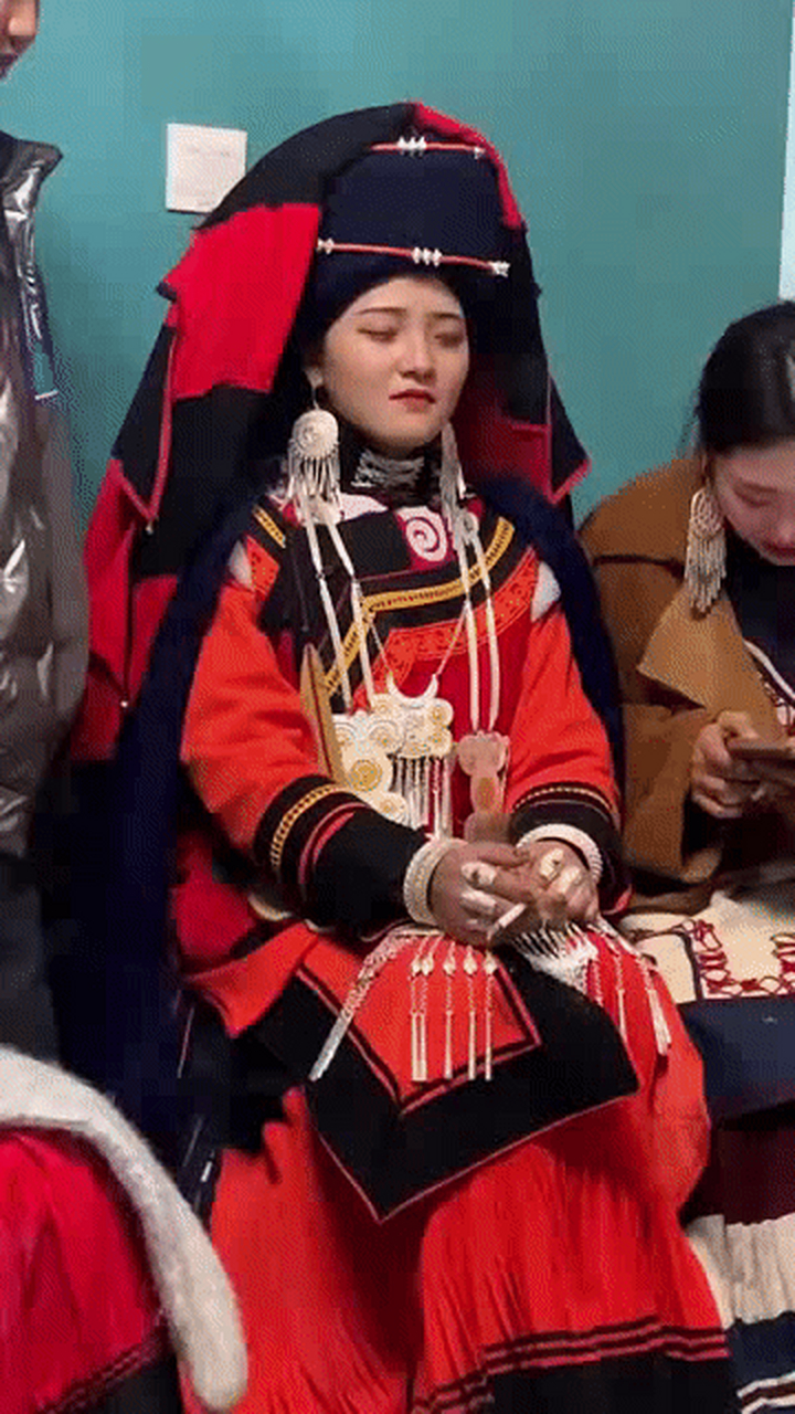 四川大凉山彝族有位姑娘婚礼当天还抽烟,不知是不是当地的习俗?