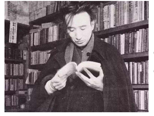 太宰治的《人间失格》:懦弱的人连幸福都会害怕