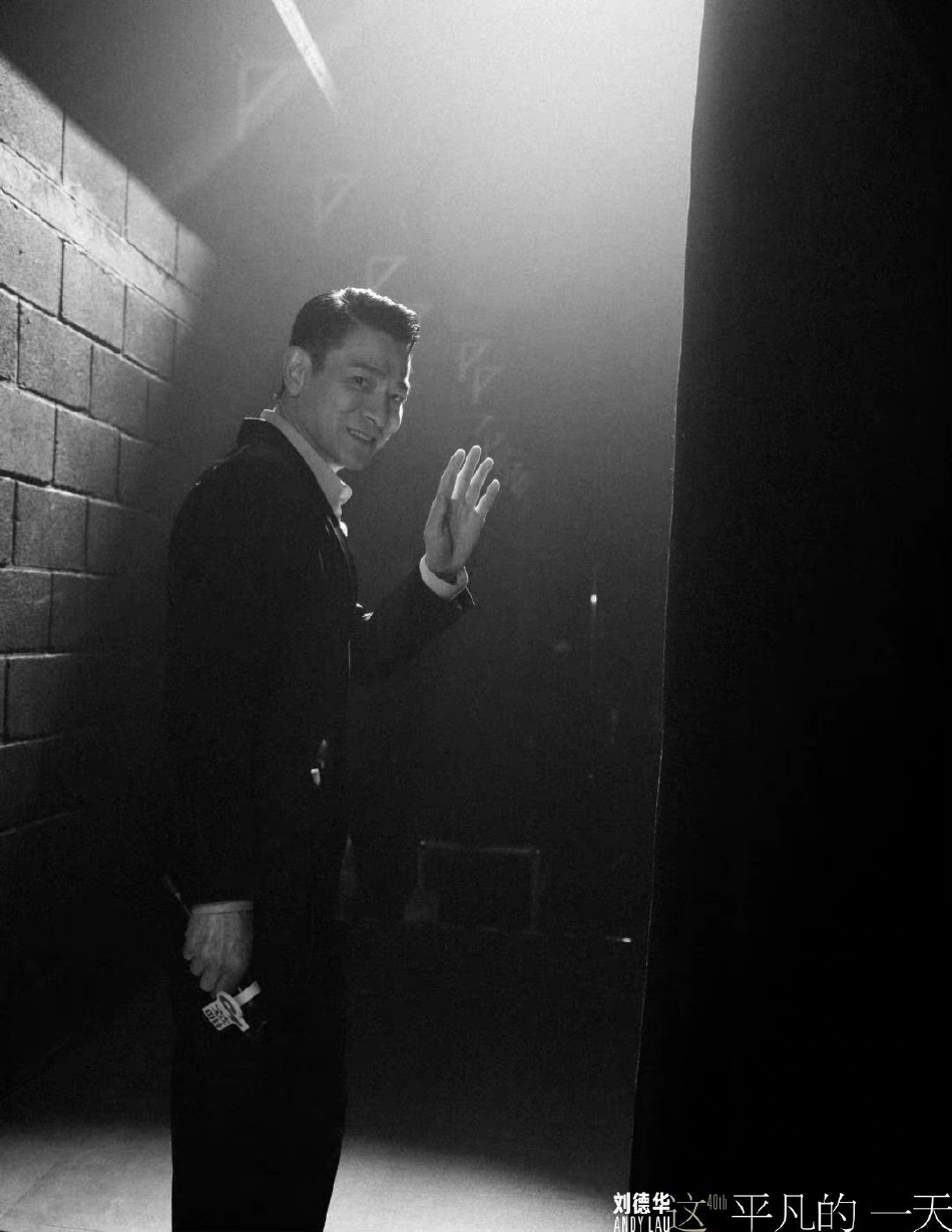 组图：久违同框！刘德华与舒淇夫妇合照曝光比同款手势感情好