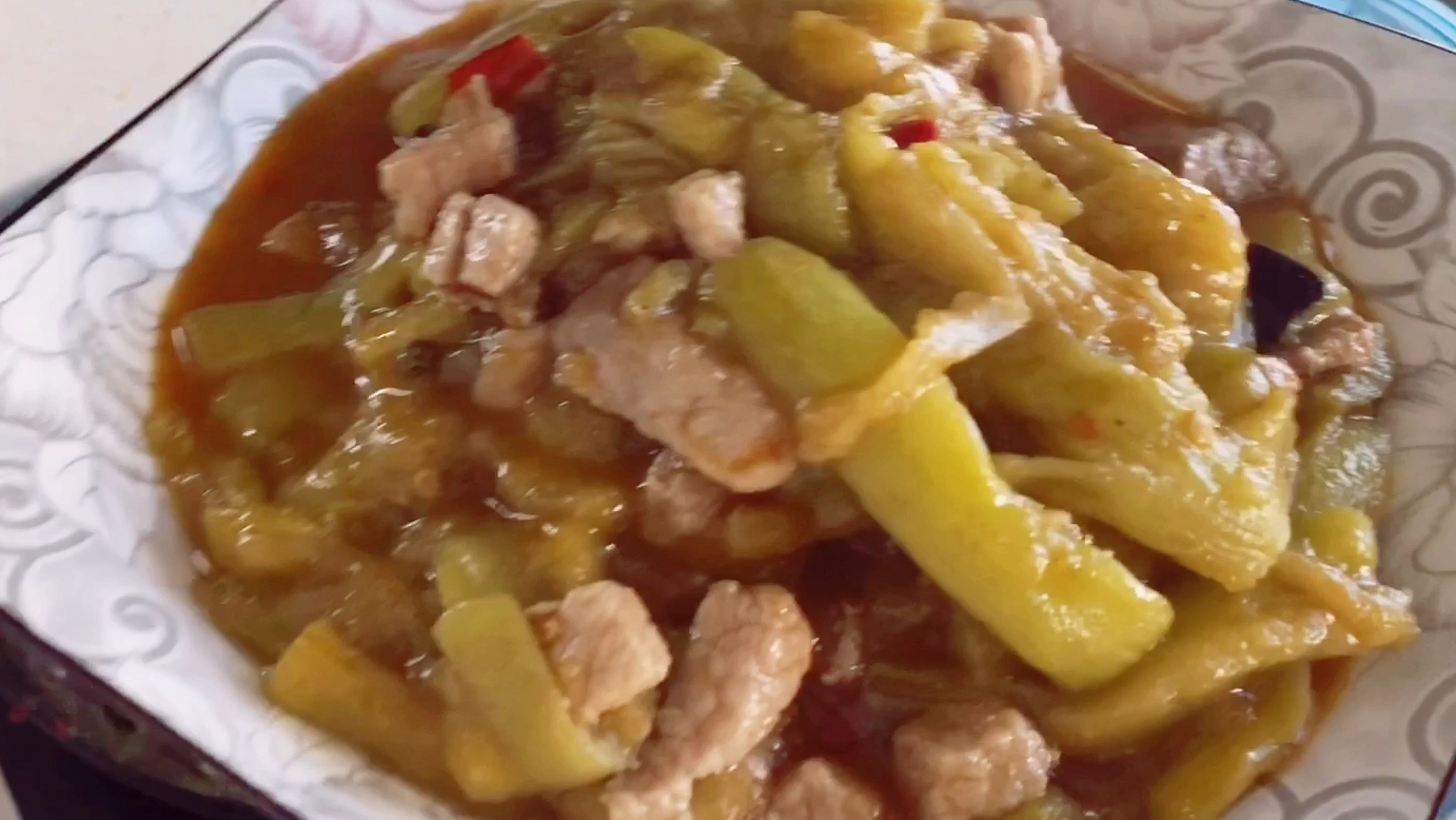 肉沫茄子,西红柿炖大豆腐两菜蒸米饭,真下饭,就是这个味