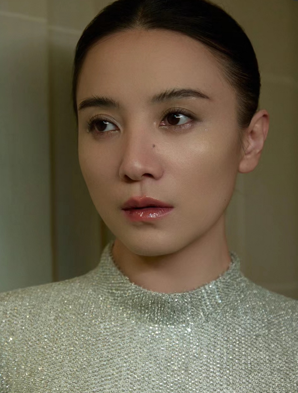 宋佳晒活动照骨相太美,珠光修身裙对外形考验很大,稍微一点赘肉都能