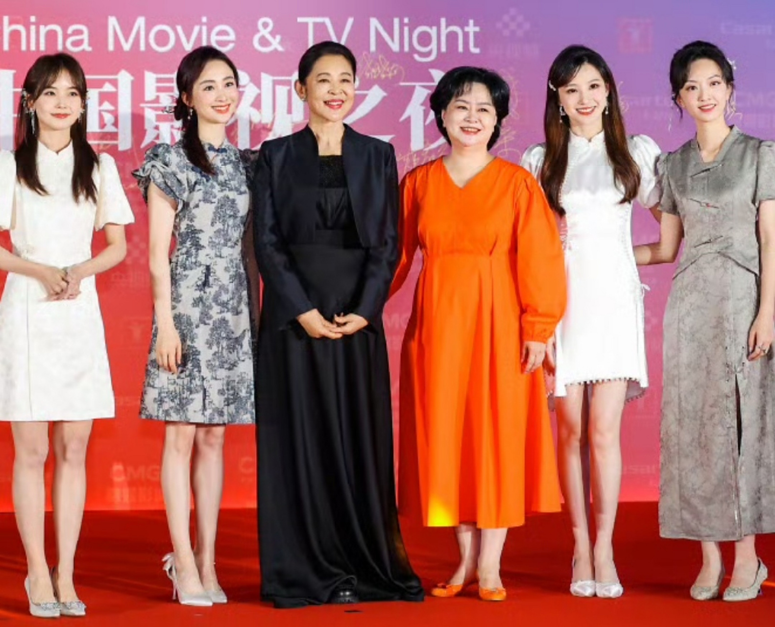 倪萍带着央视小花参加活动,马凡舒和王冰冰都出镜了,两人同框后是不一