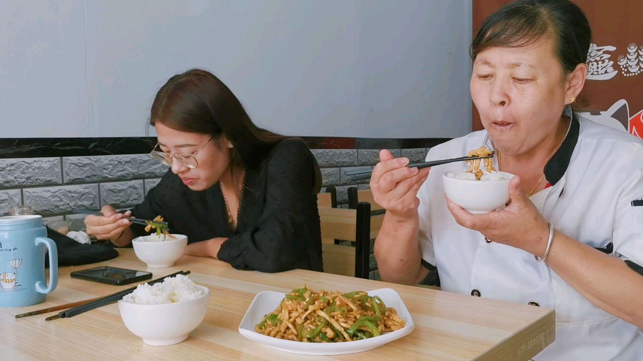 快餐店最受欢迎的青椒肉丝,看看大厨怎么做,搭配米饭能吃好几碗