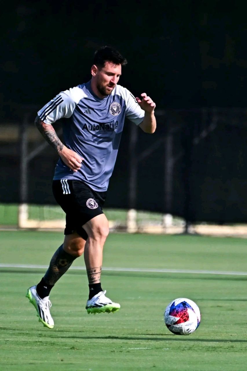 梅西训练正酣,热火朝天,唯为下一场首发出战,勇夺胜利.