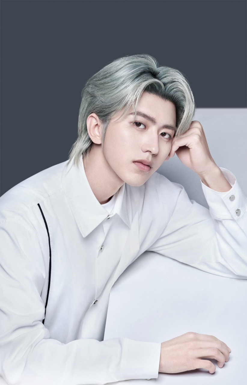 蔡徐坤黑发和白发,你更喜欢哪个造型?[疑问]