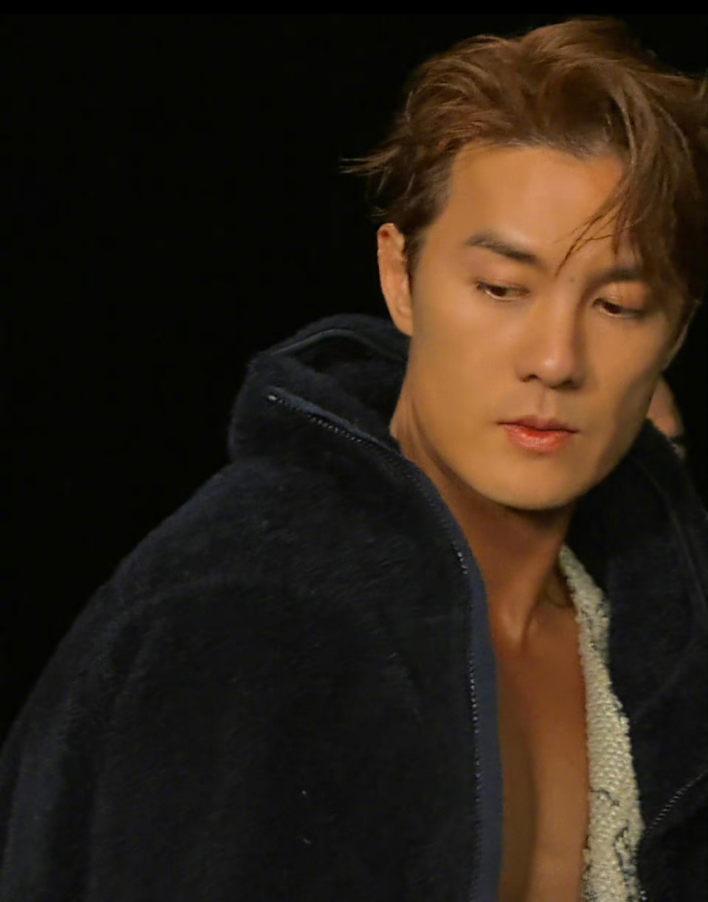 熟男气质都要溢出屏幕来了,完全看不出来吴克群已经43岁了,身材好绝!