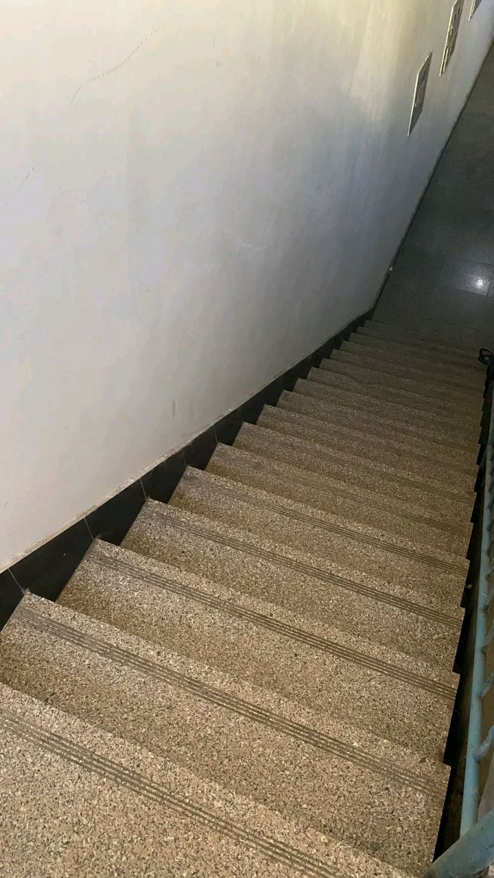 晚上10点半,被急促的敲门声惊着了,忙问是谁啊!