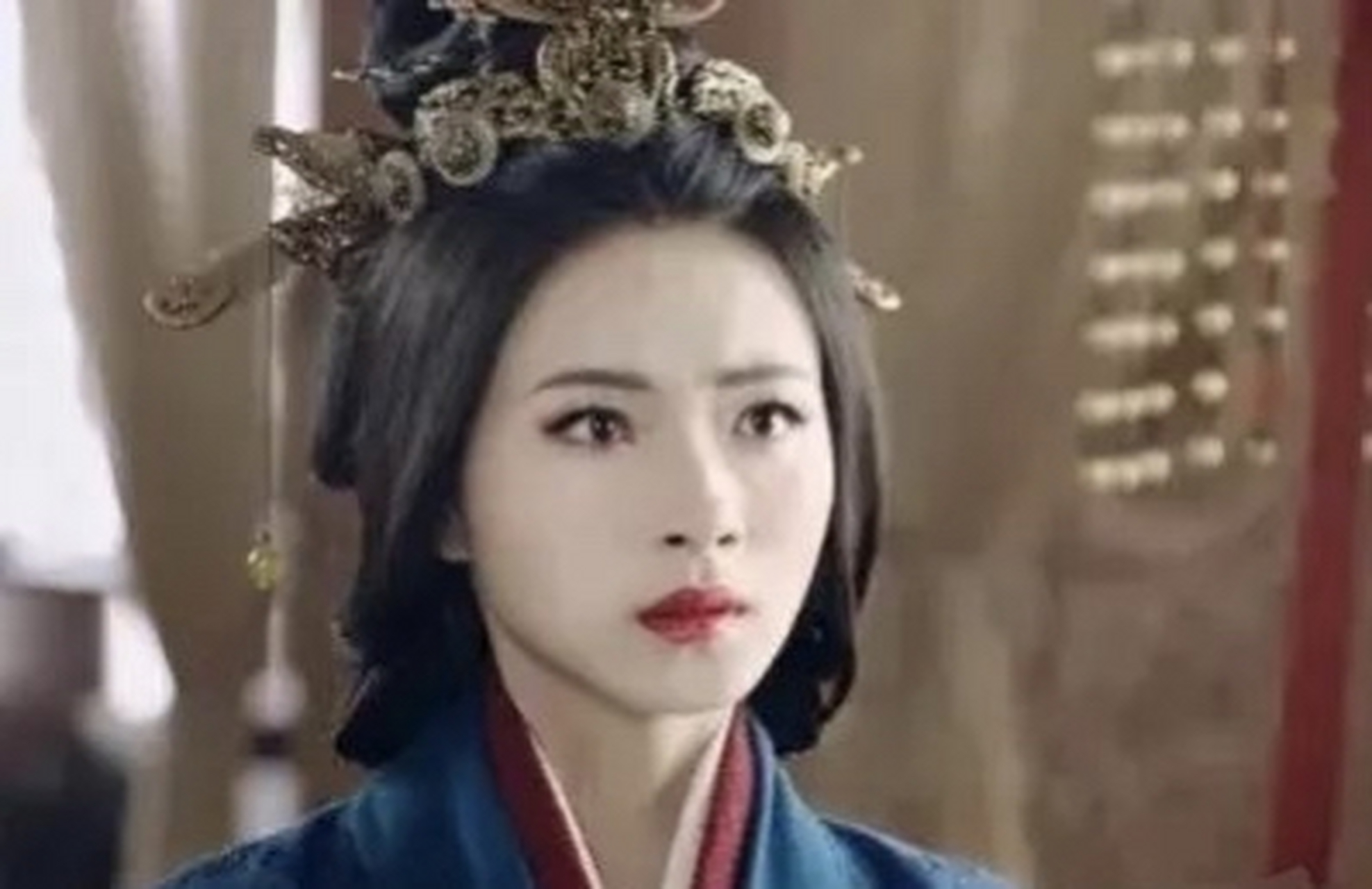 公元214年,伏皇后召曹丕进宫,曹丕见色起意,突然用手捂住伏皇后的嘴巴