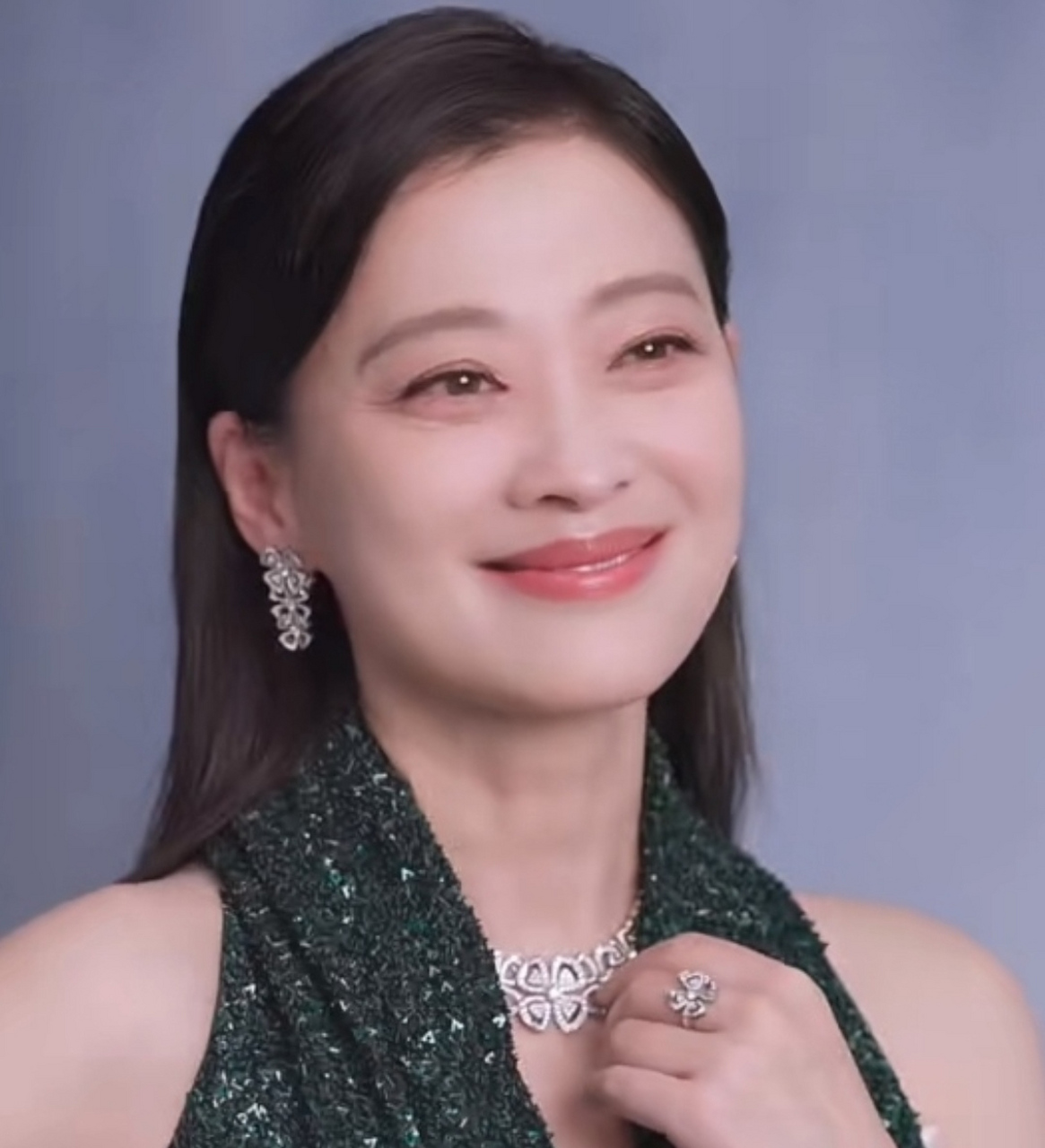 梅婷活动生图展现了中年女演员的现状,有颈纹有鱼尾纹,身形也略微发胖