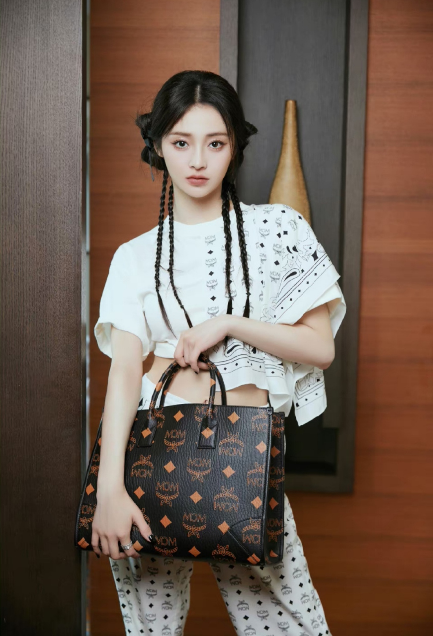 甜美少女#周洁琼# 可爱养眼的麻花辫,妩媚柔情,少女感十足.
