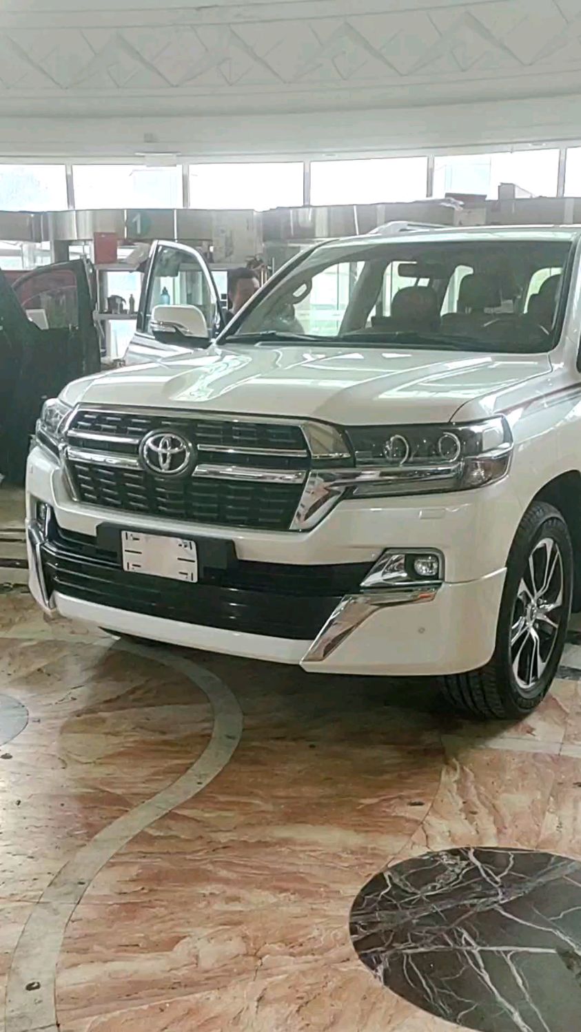 平行进口丰田酷路泽国六现车展示