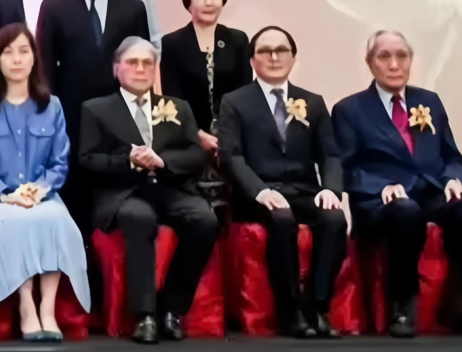 37岁霍启中罕露面,二房成员现身紧挨霍震霆