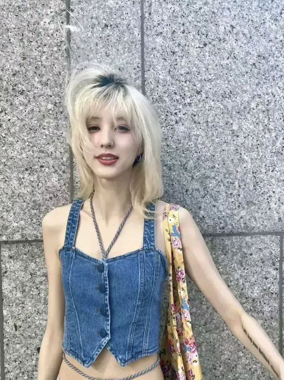 这是华晨宇的新女友.她真的比他前女友年轻漂亮,皮肤白皙,身材好.