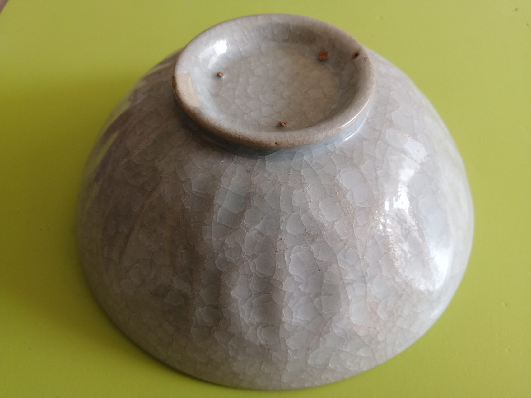 宋汝窑鱼鳞纹开片,模印莲瓣纹碗:      汝窑,宋代五大名窑之一,因窑址