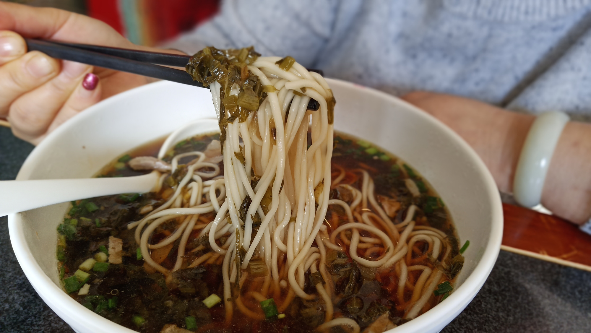 这样一份咸菜肉丝面只要十块钱,很多人觉得不可能,你觉得呢?