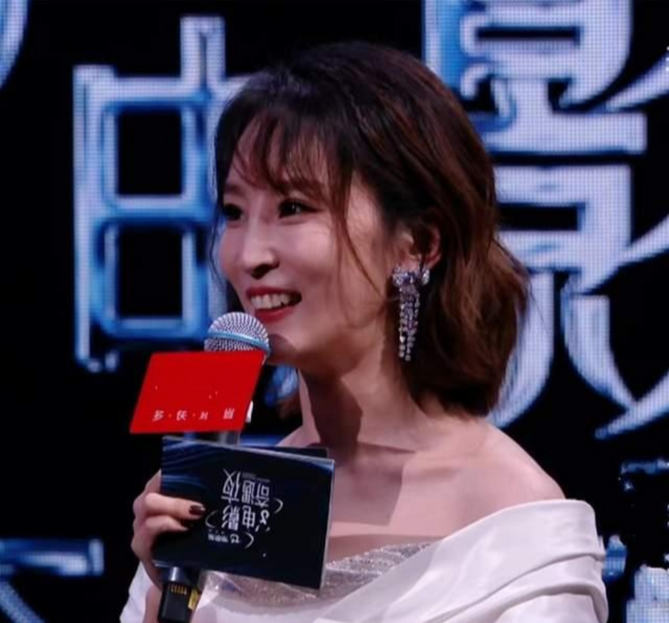 谢楠采访时,一旁坐着的吴京,眼带笑意,宠溺看着,时时不忘撒狗粮.