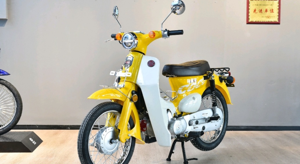 适合野外钓鱼的三款摩托车,弯梁车的设计,配备前后辐条轮