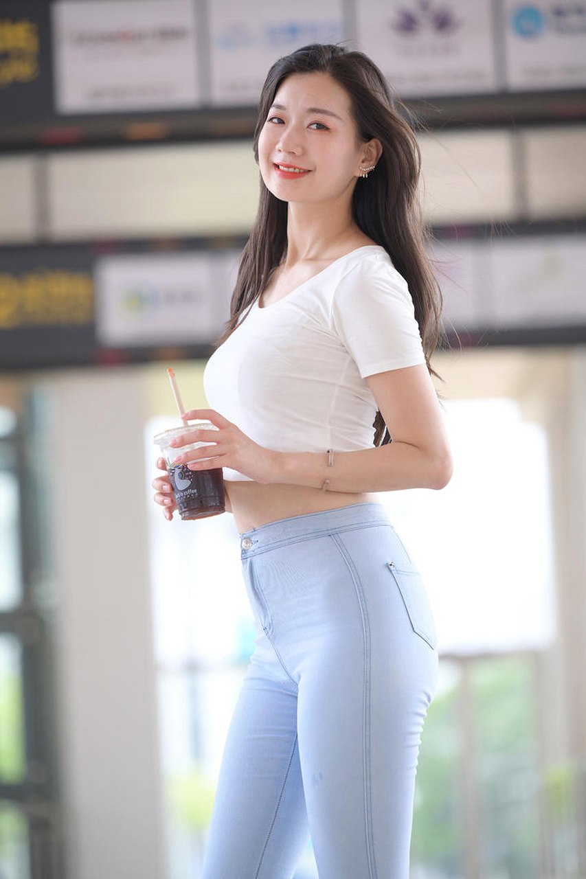 白衣小姐姐的微胖美显得很真实