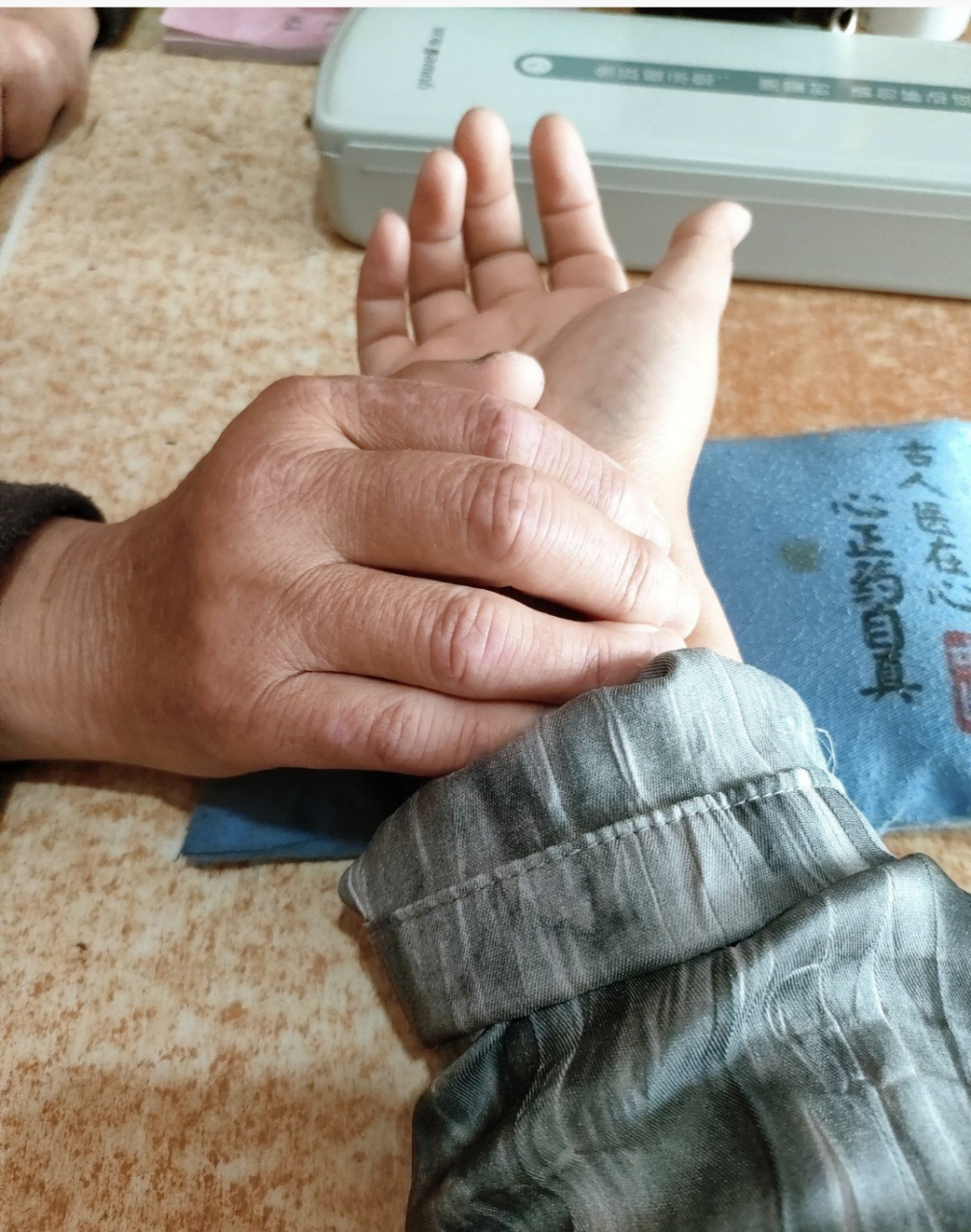 老中医把脉说:"你那么年轻,你这气血这么虚,心律不齐,夜夜失眠,头晕