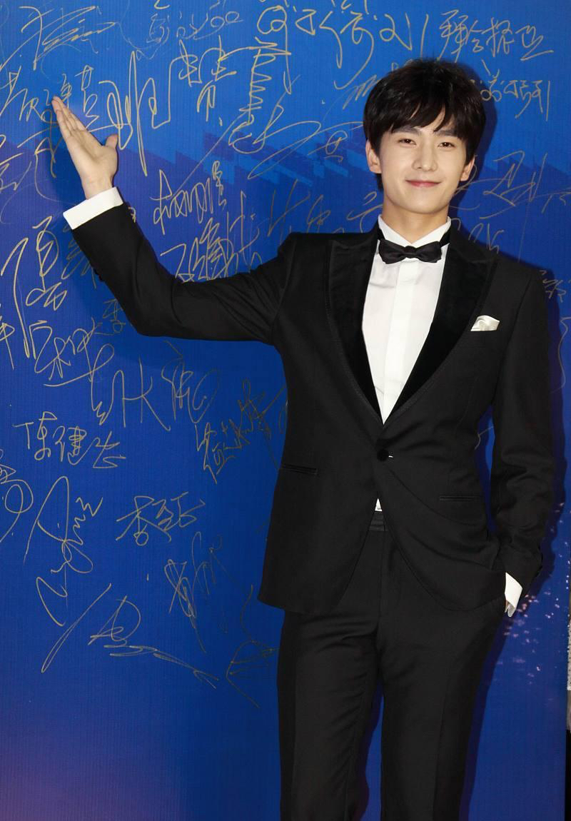 杨洋华表奖油出天际,刻薄疲惫呼之欲出,神颜不再