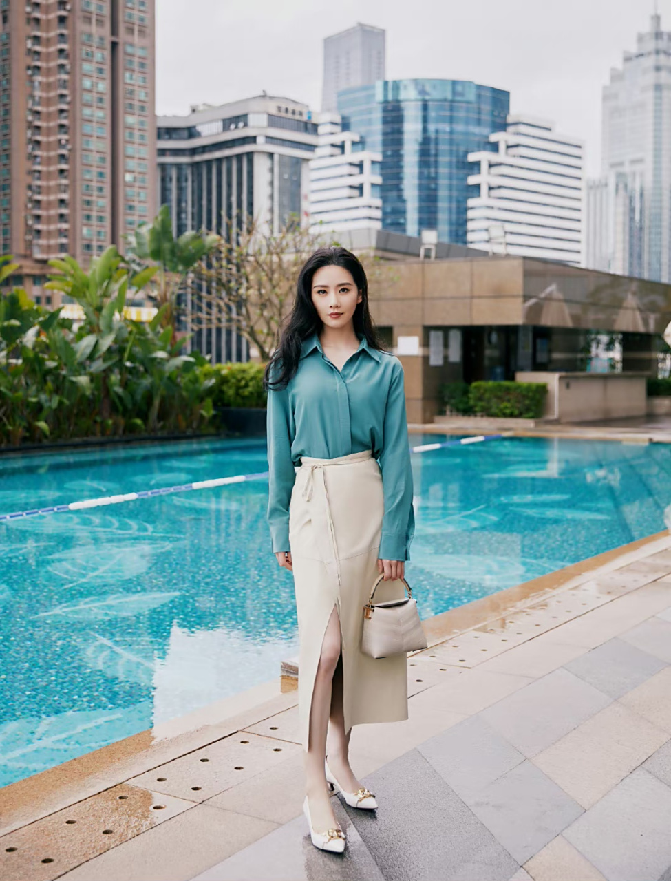 刘诗诗# 蓝衬衫配白色开叉裙,风姿绰约,气质脱俗,自信优雅,楚楚动人