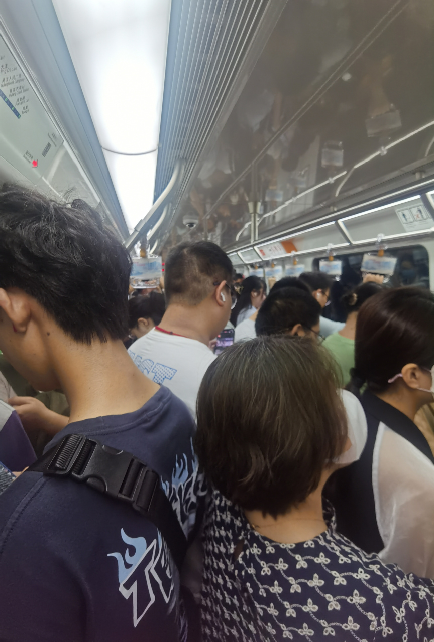 早高峰苏州地铁人流超多,8点钟四号线乐桥站转一号线,车厢内拥挤,有的