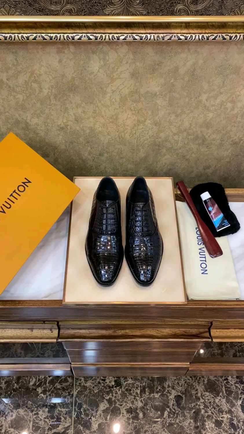 路易威登商务休闲正装皮鞋,鳄鱼皮料展现高贵奢华气息-度小视