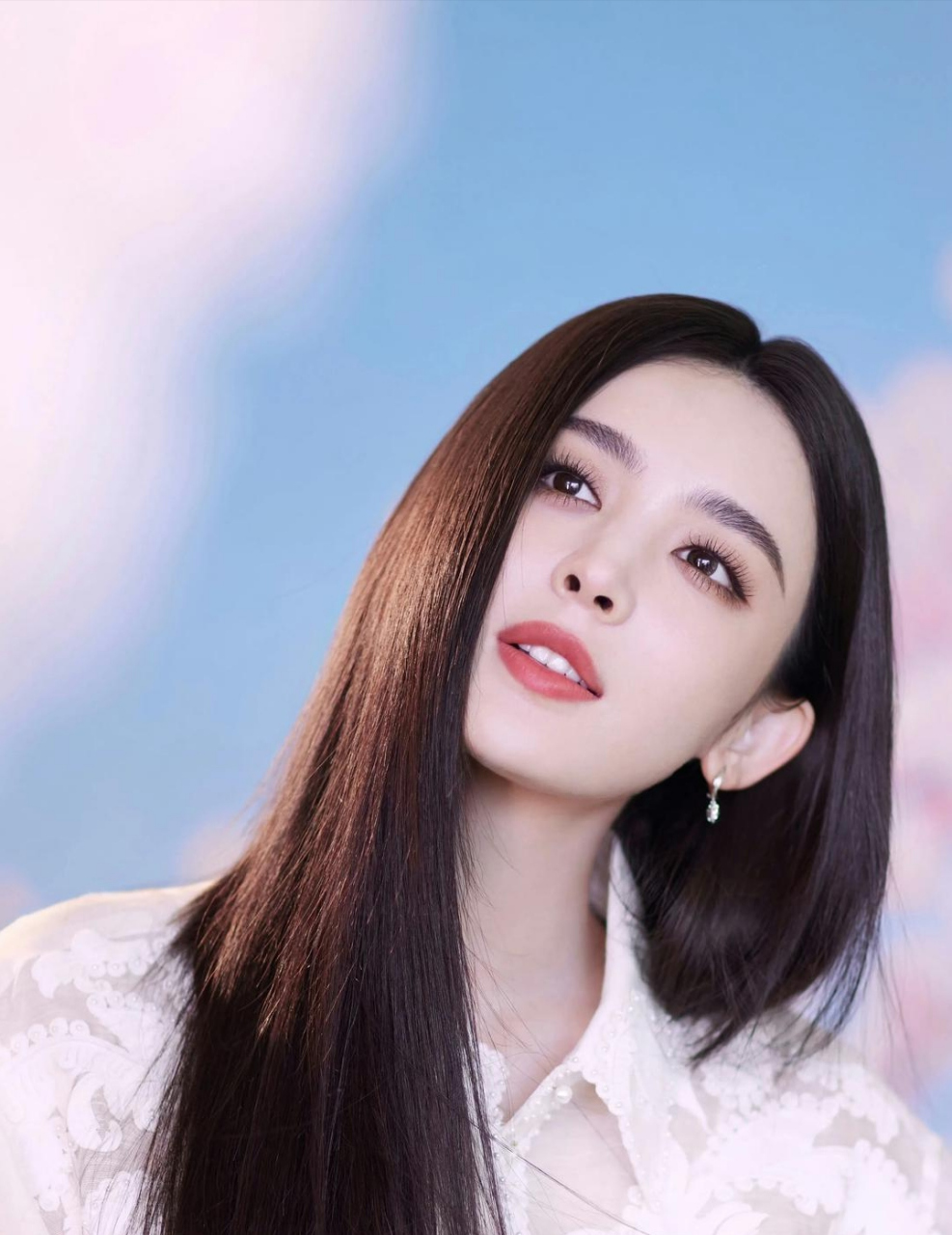 看古力娜扎长发披肩,惊艳动人,明亮的眼睛炯炯有神,一眼看上去美丽动