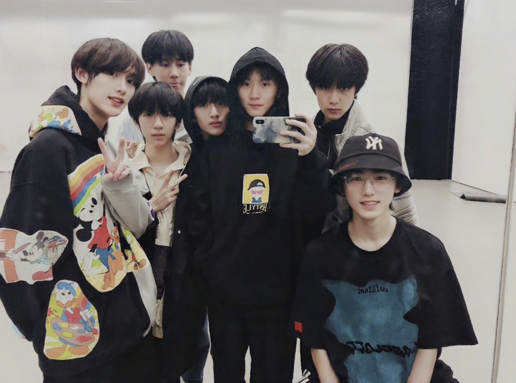 时代少年团不按番位的照片真的很绝,私下这种氛围感真的很棒#时代少年