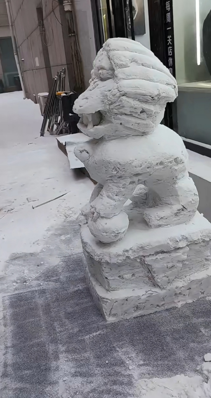 雪雕狮子图片