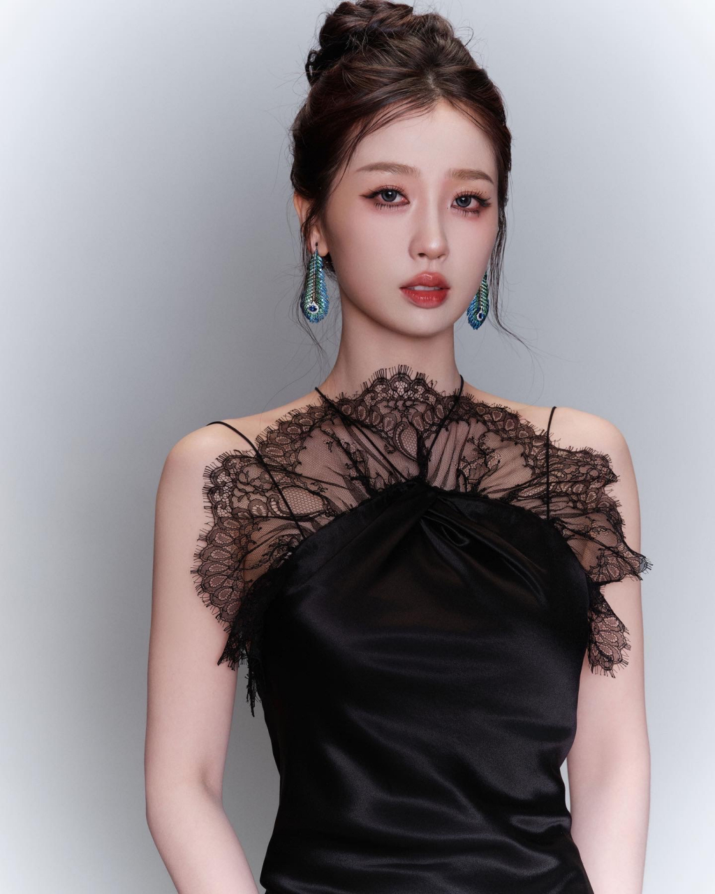 虞书欣:黑色露肩修身晚礼服,带一点蕾丝边,白色的则是大荷叶边袖子