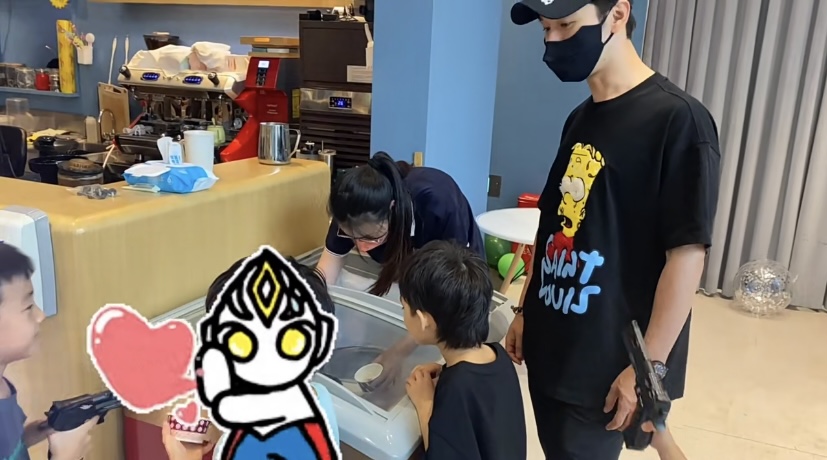 组图：黄晓明亲子餐厅带娃被偶遇网友称赞小海绵“又帅又礼貌”