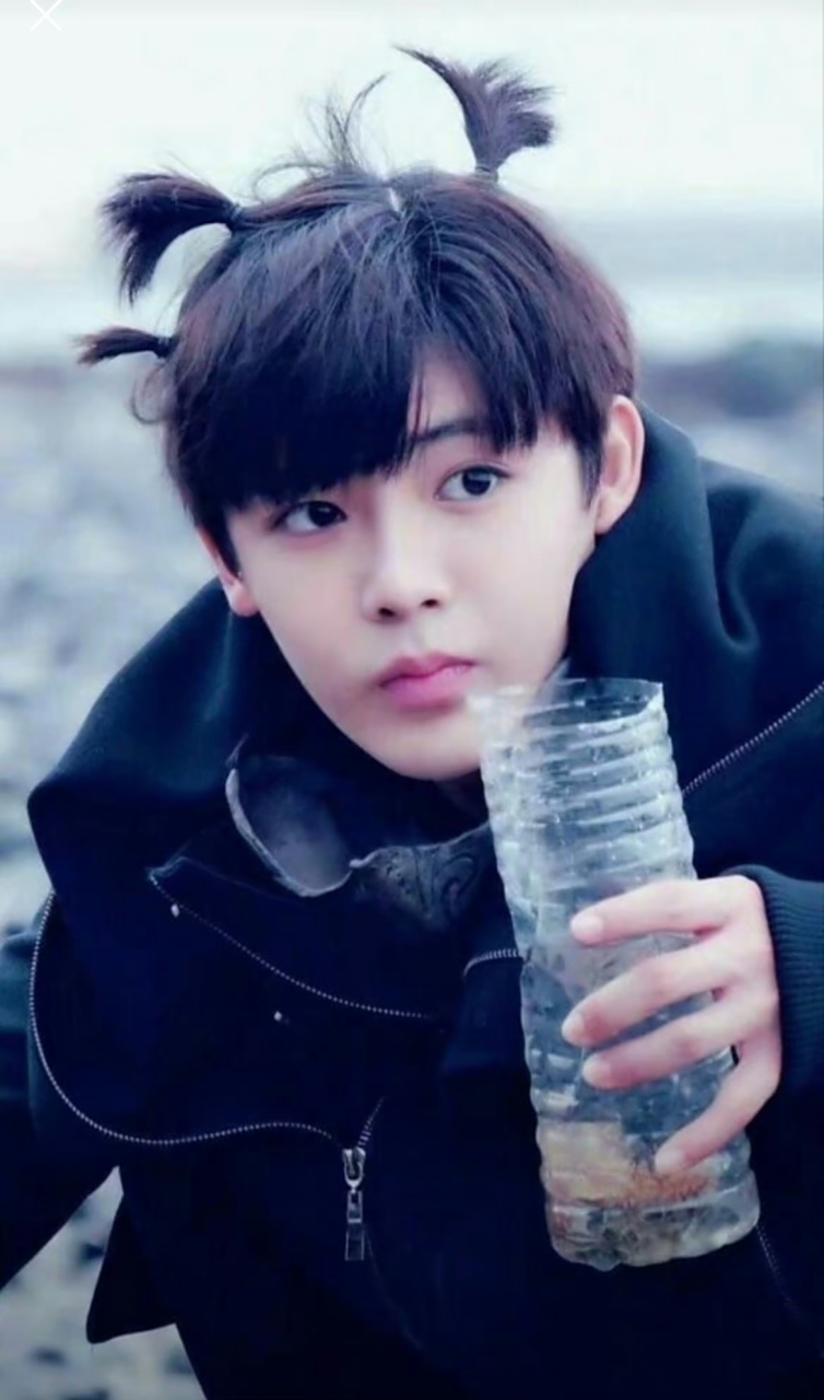 是青春男高无疑了,侯明昊这几张照片好有青春活力