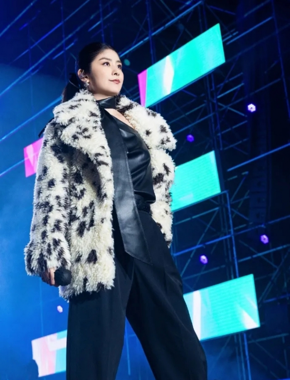 最近,陈慧琳亮相成都开演唱会 女神的机场穿搭好可爱哟 舞台穿搭则