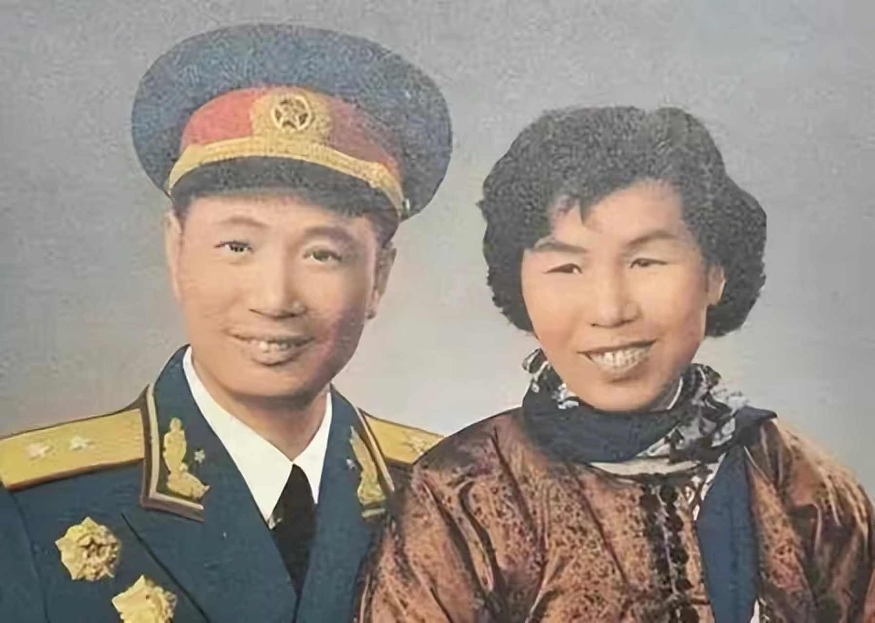 1991年冬,张震上将携妻子马龄松出席活动后,留下的温馨一幕.