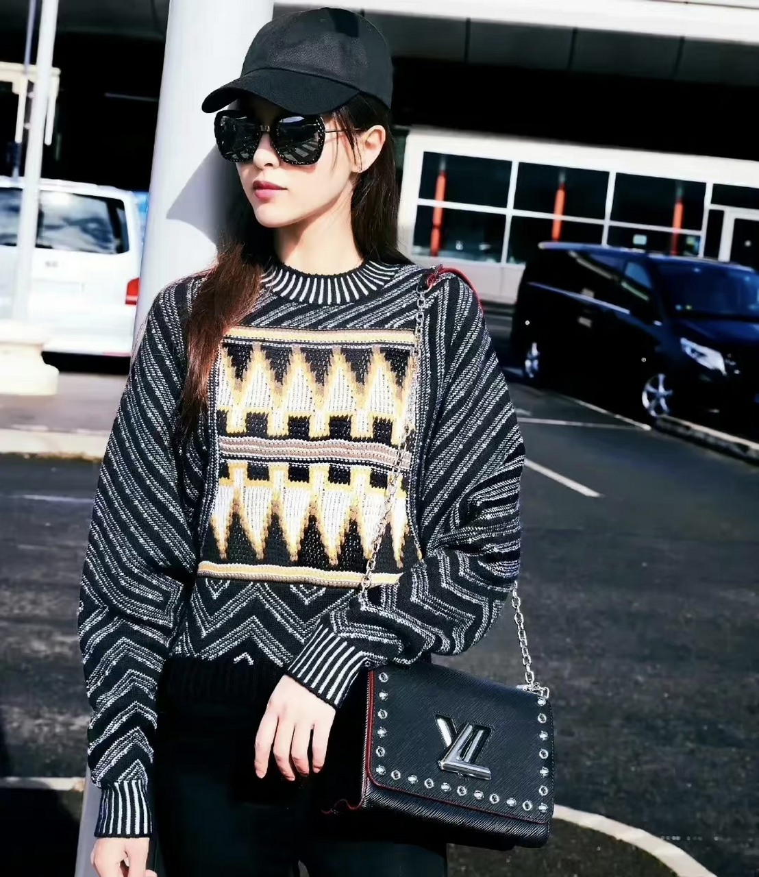 唐嫣机场的随拍,黑色的修身牛仔裤,配上灰色的上衣,头戴鸭舌帽,一股