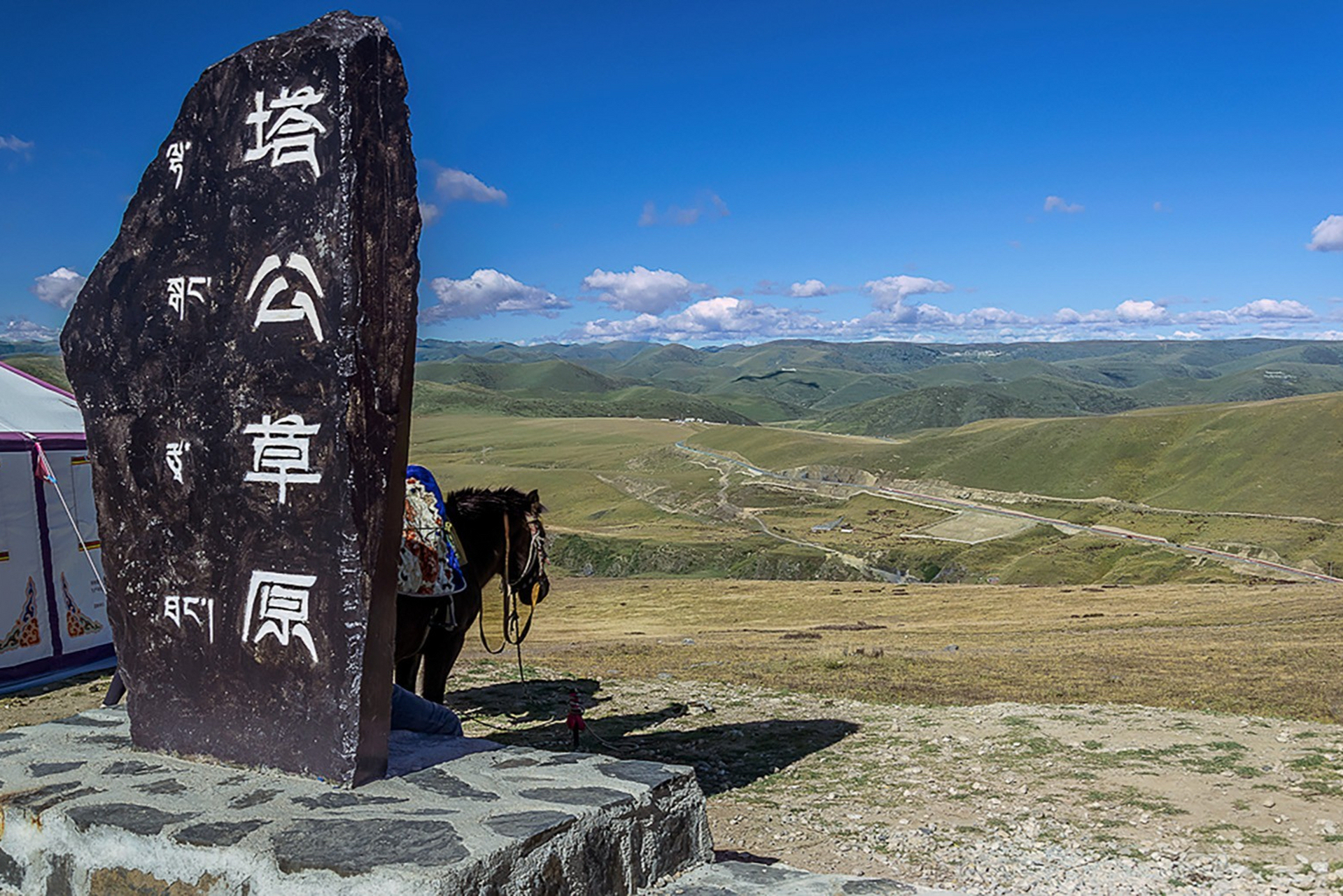 95甘孜州塔公草原:海拔3730米,这里有起伏和缓的地势,广袤的草原