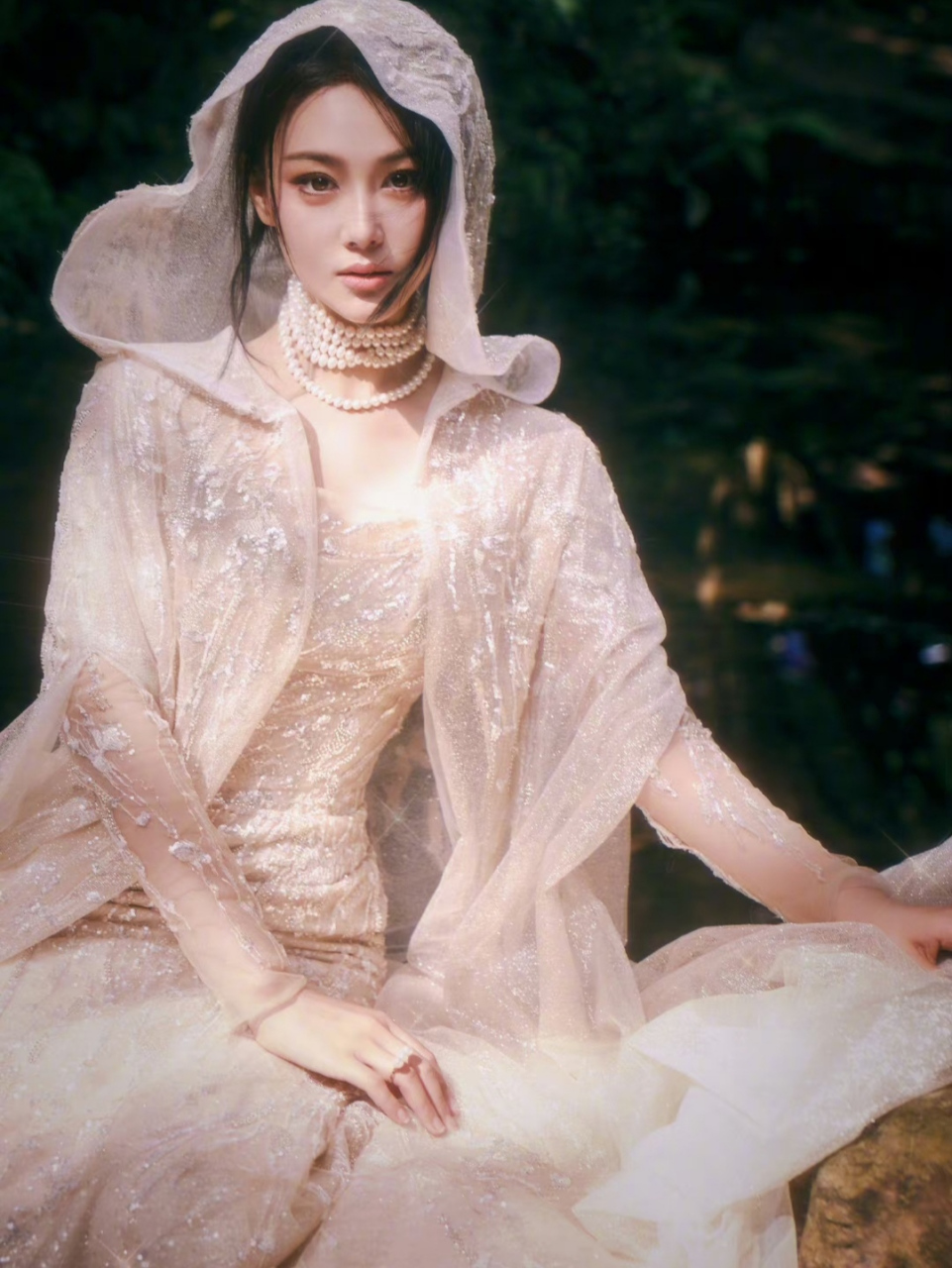 张馨予拍了一组森系婚纱照,美上热搜很高调.