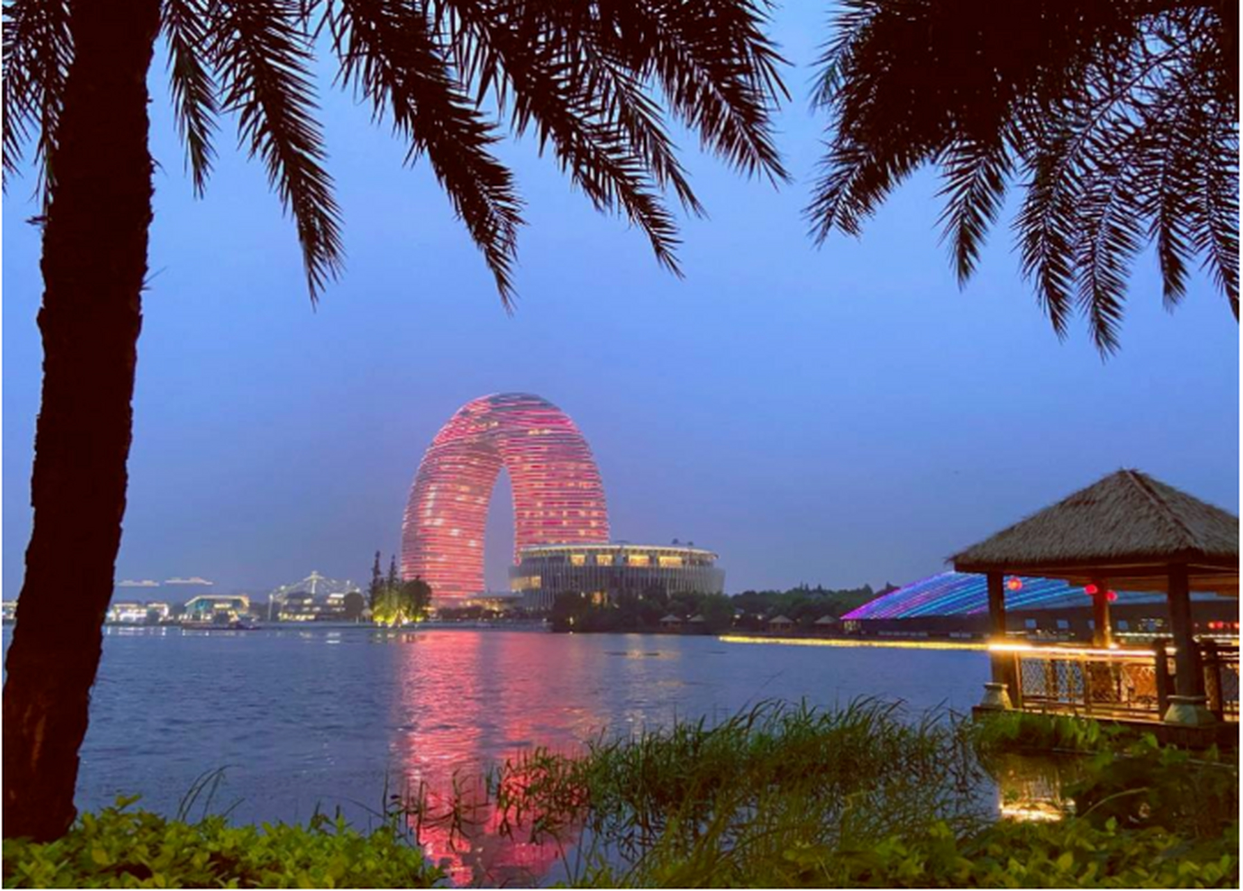 湖州月亮温泉位于湖州南太湖旅游度假区内,依临指环标志喜来登月亮