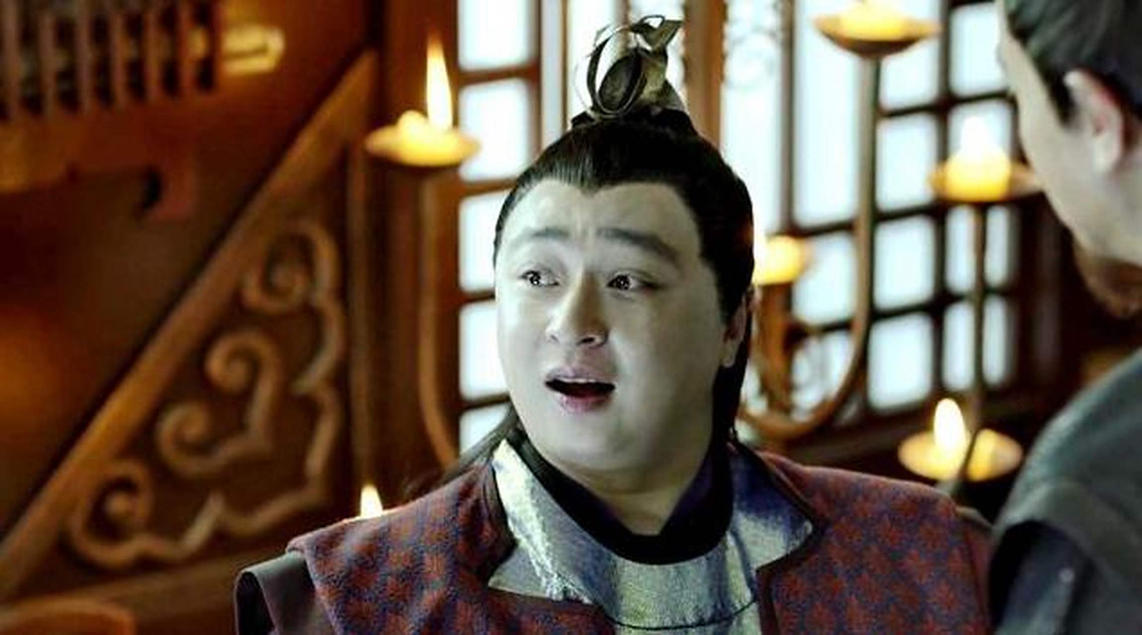 为了显示自己的才能,他决定让儿子招待客人,还特意