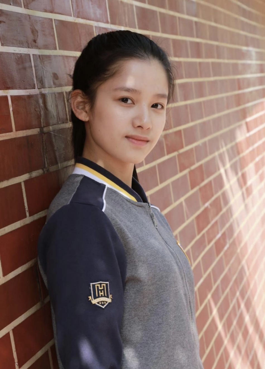 高中时期的张婧仪,穿校服扎马尾,是个清纯甜美的邻家女孩