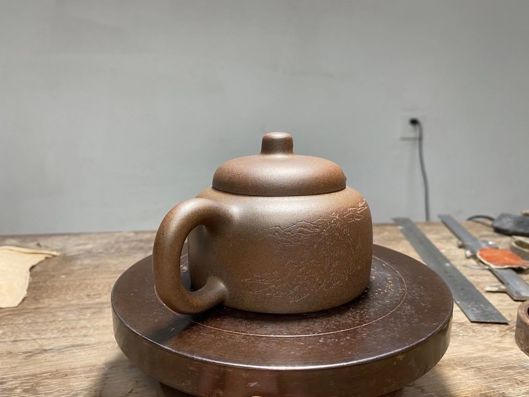 窑变魔术师 蒯良荣•百纳壶 此款百纳壶,高温窑变而成,壶形似一人穿