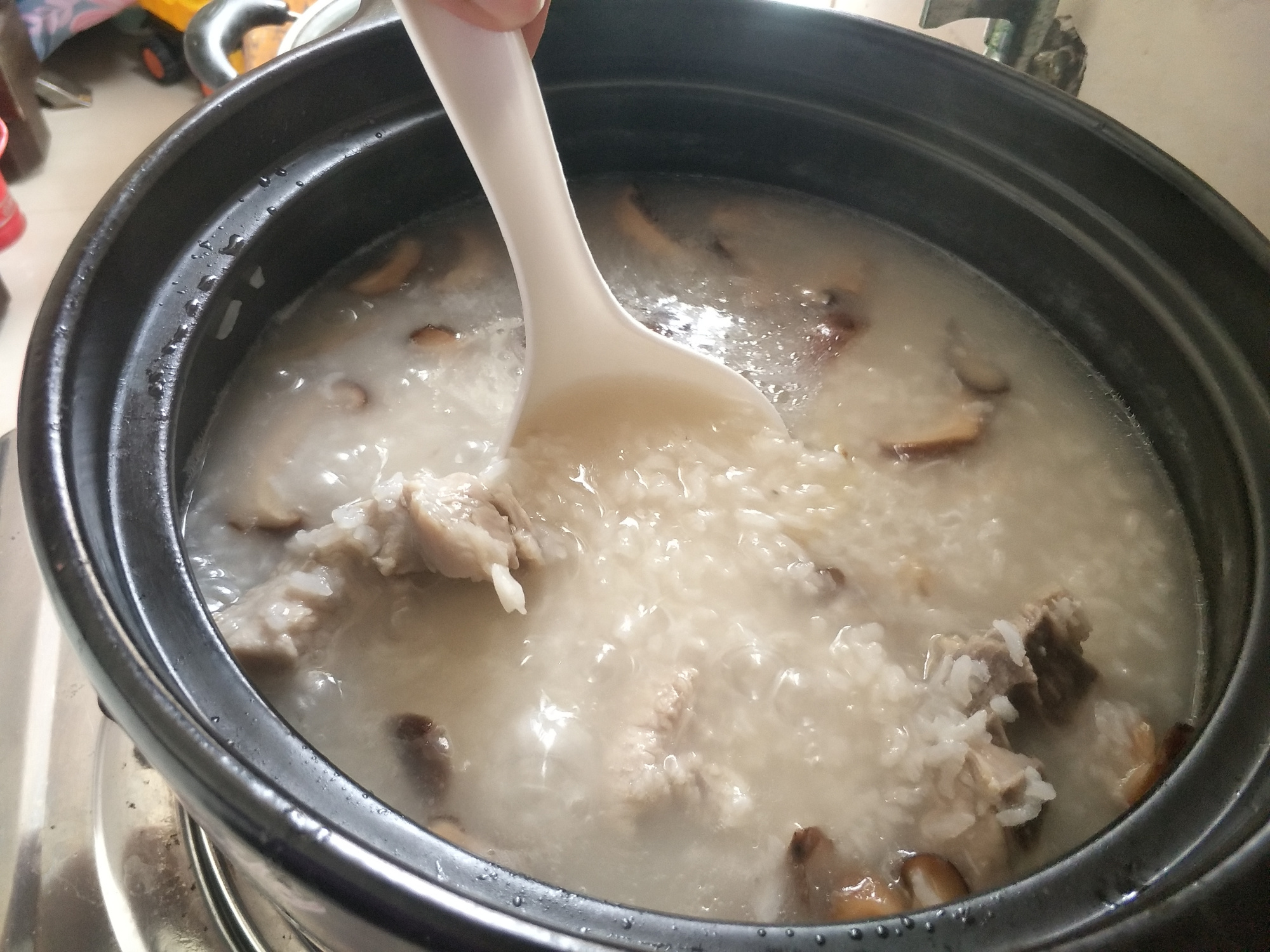 秋冬交替,我家最爱这锅咸骨粥,骨头咸香粥鲜美