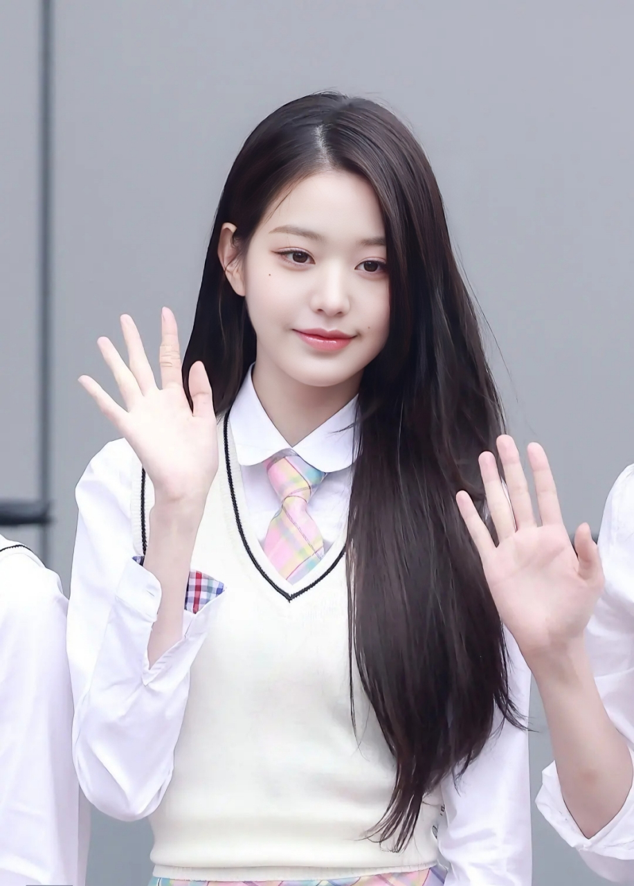 张元英以逆天大长腿和人畜无害的清纯美少女形象吸粉无数,在中日韩都