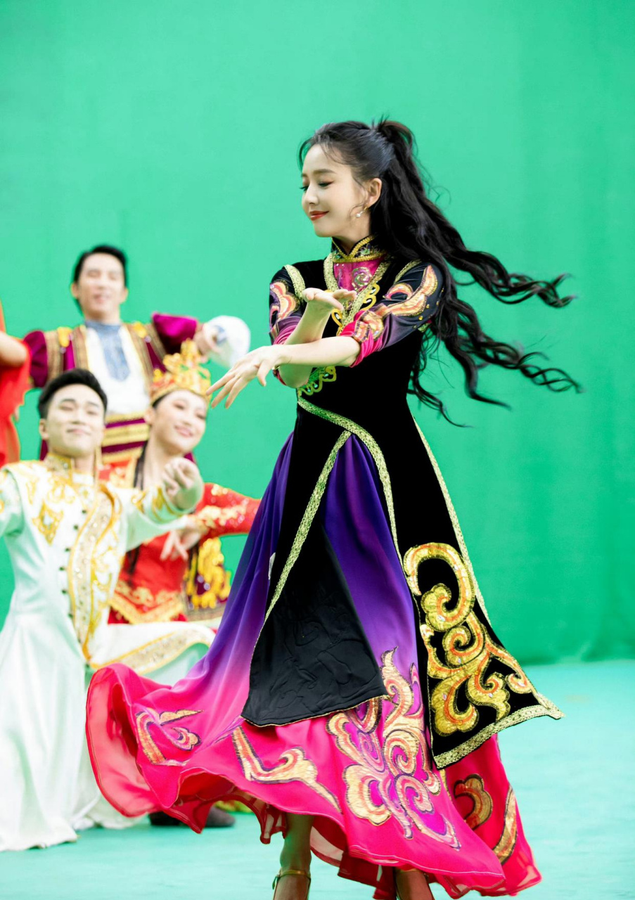 佟丽娅不愧是新疆美女,跳舞都如此婀娜多姿#热点# #佟丽娅