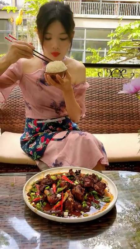 麻辣排骨做法简单 口味鲜美 应该没有女孩子会拒绝吧