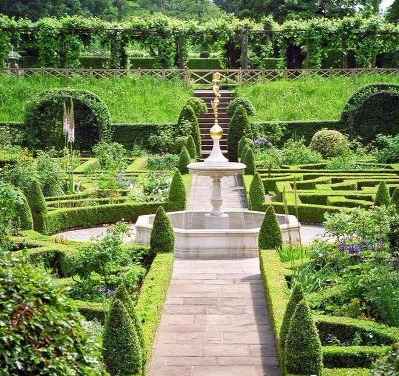 英国的园林很有名,也是西方现代园林中非常流行的一种风格,跟中国园林