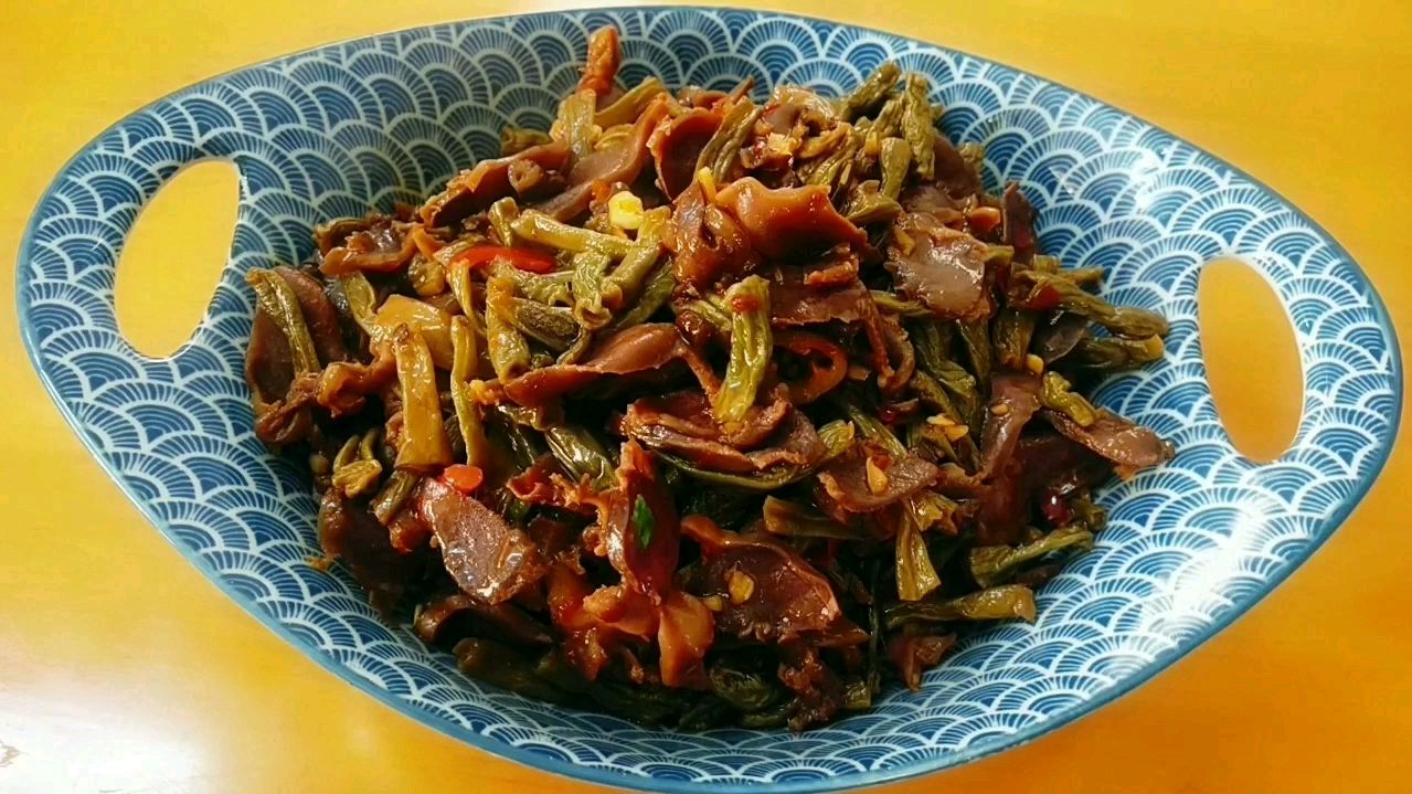 酸豆角炒鸭胗的家常做法,香辣脆嫩,开胃又下饭