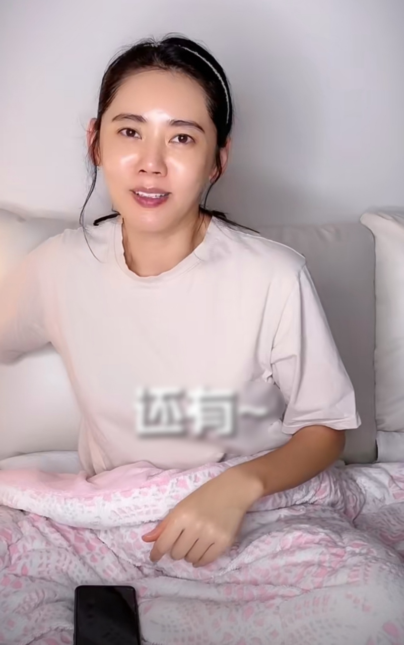 秋瓷炫敷完面膜秀素颜,她的脸看起来是不显老的,这些年似乎没什么改变